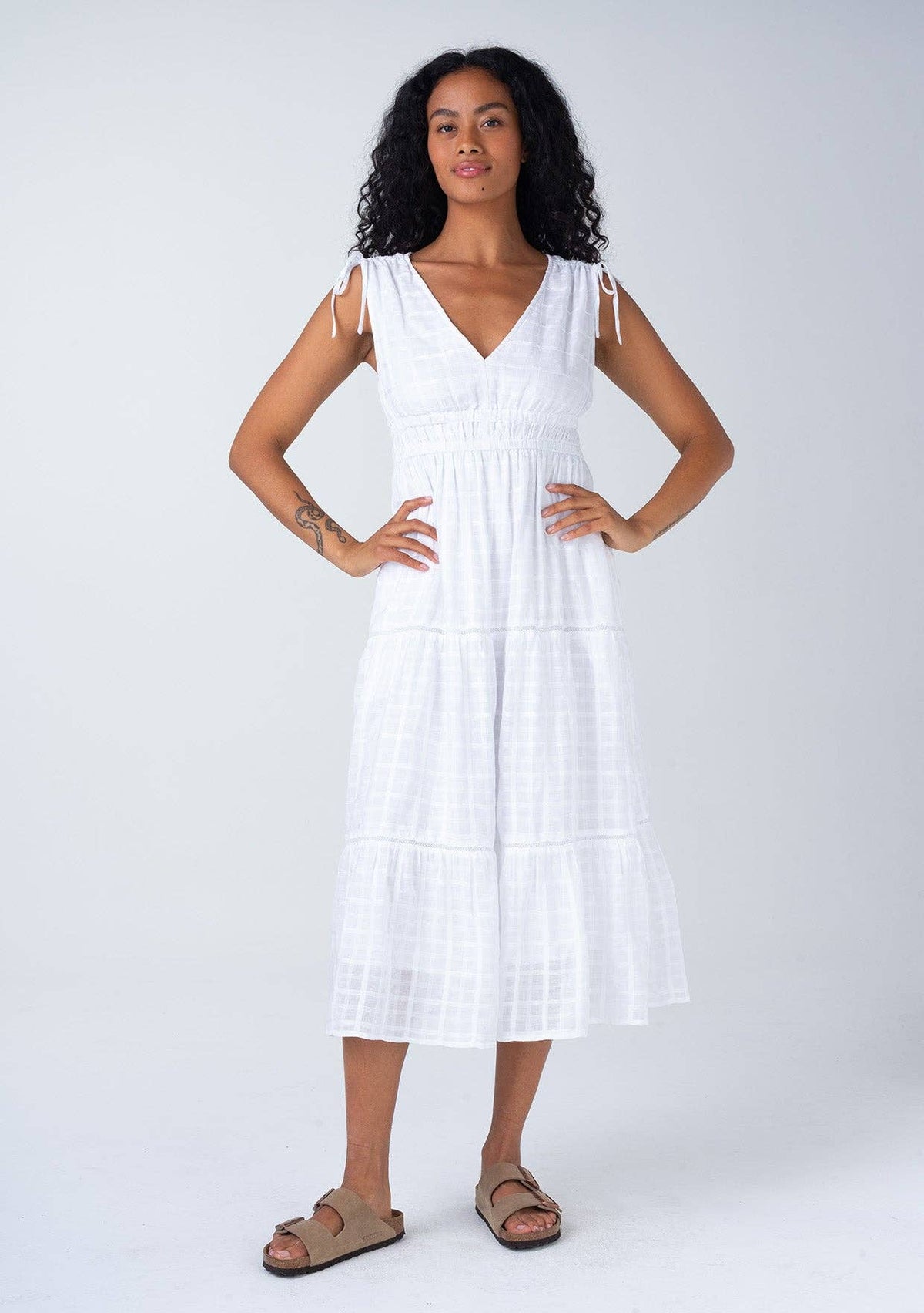 Gingham Sleeveless V Neck Tiered Midi Dress: White / L