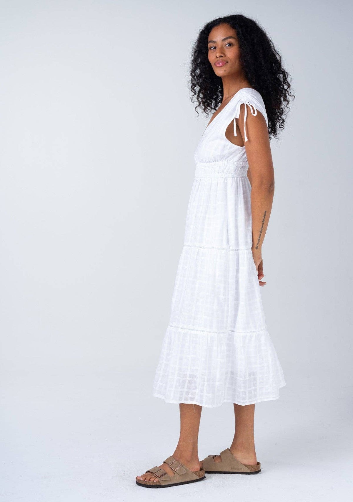 Gingham Sleeveless V Neck Tiered Midi Dress: White / L