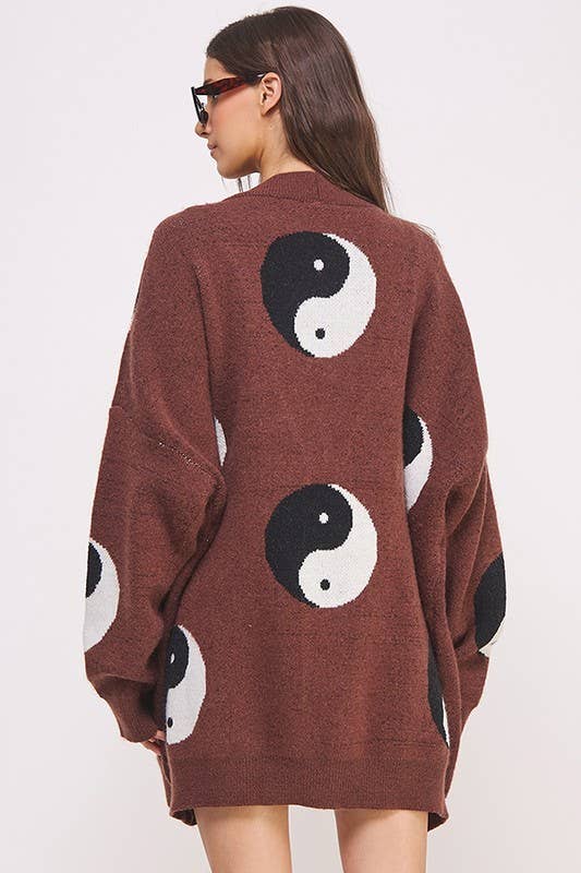 OVER SIZED YIN YANG CARDIGAN: Brown