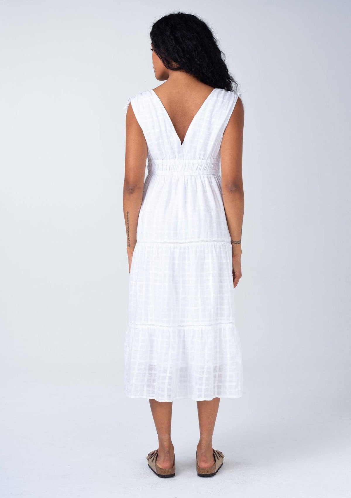 Gingham Sleeveless V Neck Tiered Midi Dress: White / L