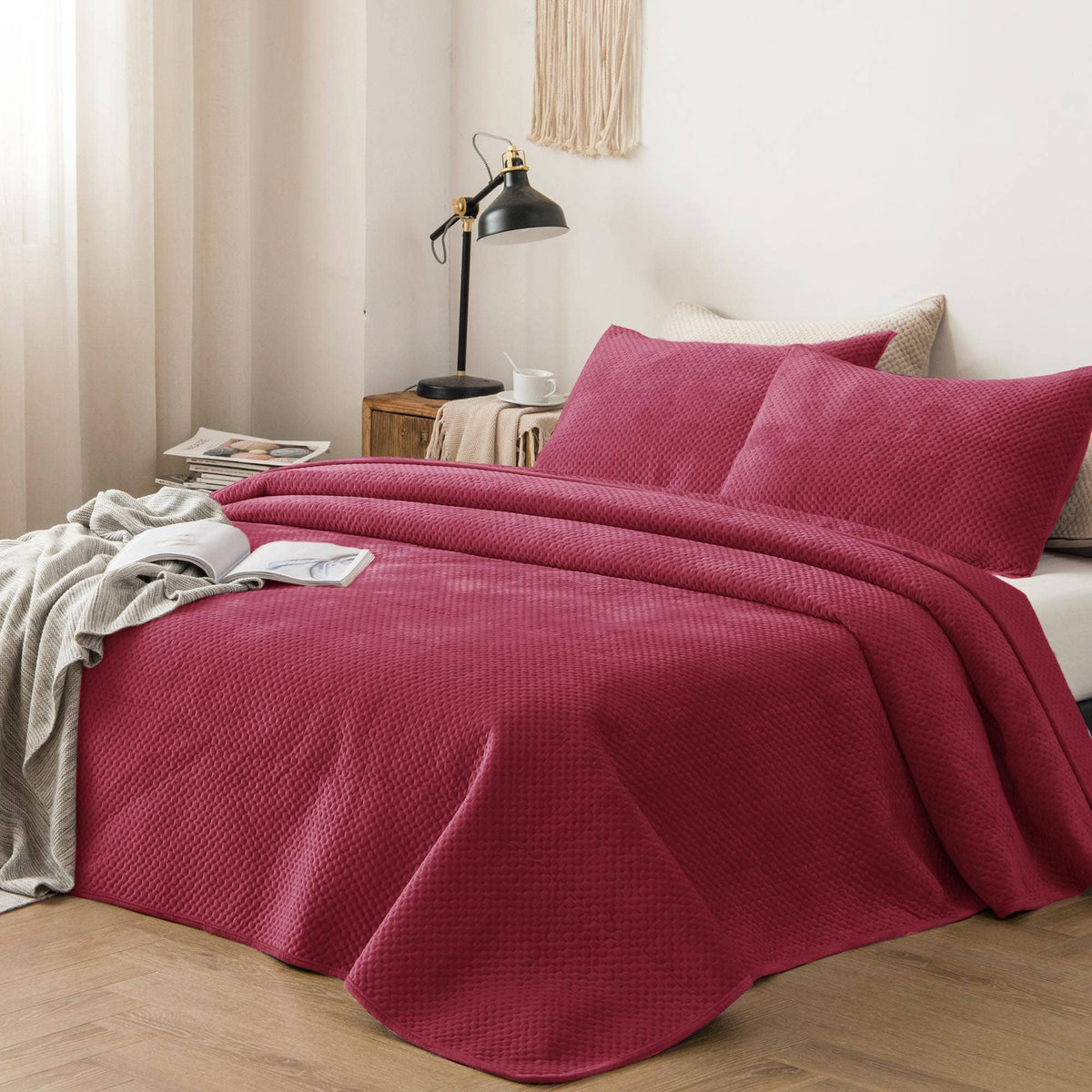 Plush Poly-Velvet Lavish Design Quilt Set Brushed Microfiber: Queen / Holly Red